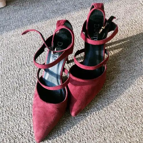 【一字扣尖头高跟鞋】_二手_转让_回收 – 闲鱼