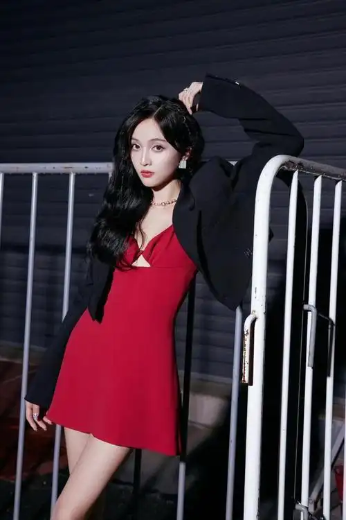 吴宣仪超会穿!西装 红裙,雪肤玉貌太性感,甜辣感扑面而来