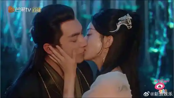 赵丽颖吻得好有侵略性##林更新被亲到耳朵红了##拍吻戏不张嘴