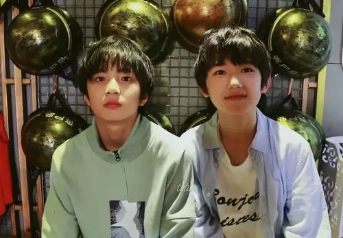 "宋亚轩撑着头望着刘耀文,刘耀文难过的低下了头,"我脑袋里有一颗肿瘤