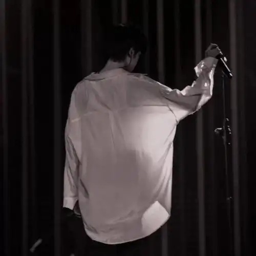 宋亚轩背影安全感#宋亚轩背影照合集9615身姿挺拔,大宽肩好有