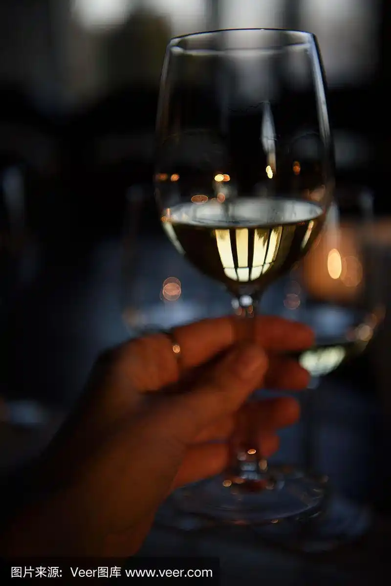 一个女人手里拿着一杯酒