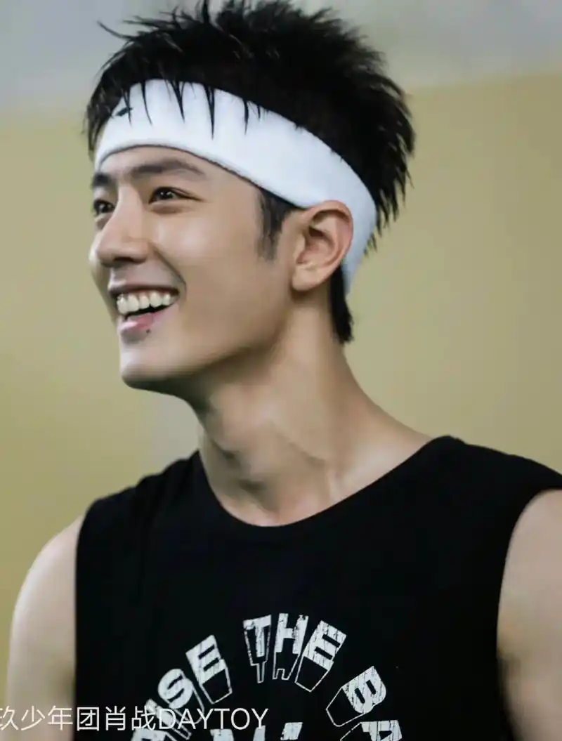 肖战 #肖战肌肉 vb更新「闲暇碎片」 啊,这迷人的喉结! - 抖音