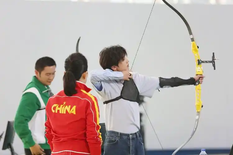 蔡徐坤射箭真的太帅了