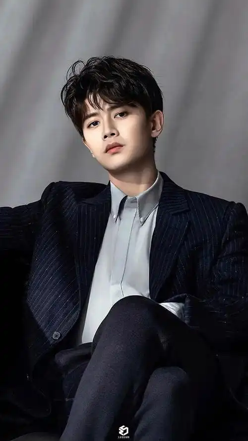 看任嘉伦帅帅的大头照