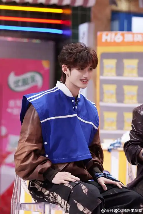 狐狸陪你过周末～今晚20:10分《你好星期六》,看@时代少年团-丁程鑫