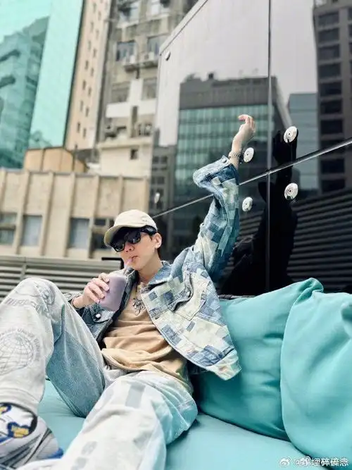林俊杰晒照并配文吸收太阳的能量再出发