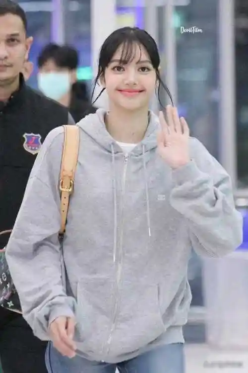 原创lisa现身机场素颜遭质疑变化之大令人惊讶