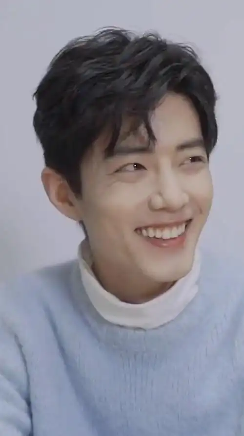 肖战哥哥笑得好甜啊,撒娇捂心脏这一幕真的好撩人啊,哥哥太帅了!