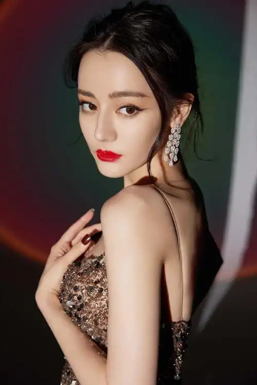 迪丽热巴第四次穿金色亮片裙出征红毯,耀眼全场