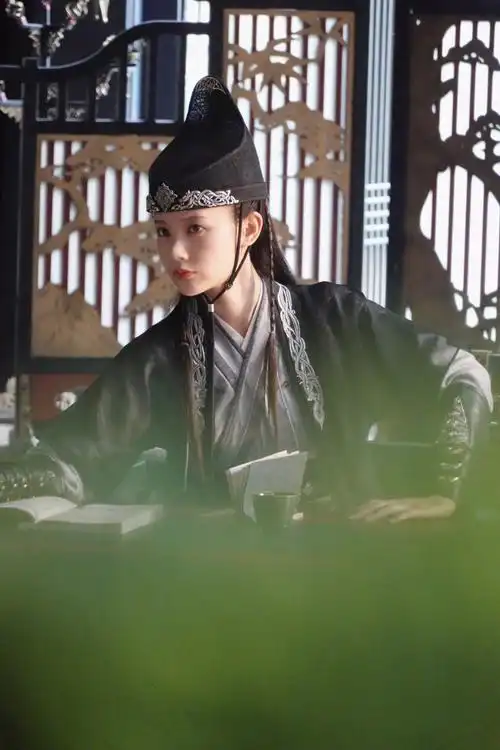 李一桐分享苏玖儿男装造型##李一桐晒苏玖儿男装造型九宫格