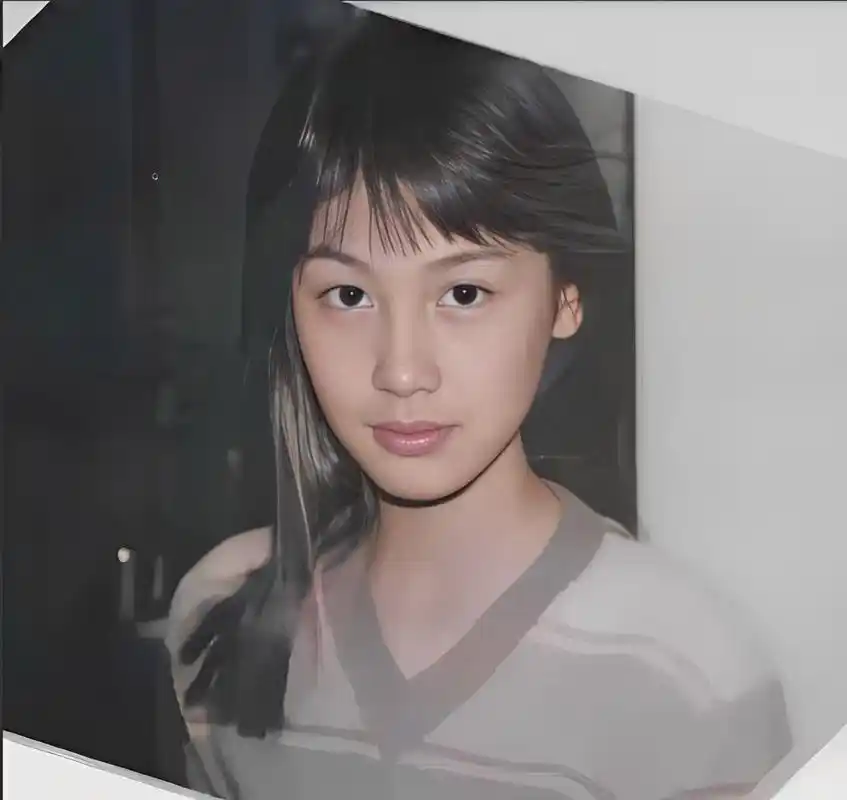 从童年起,朱茵就以一个自然,清新,美丽,娇小的形象出现.