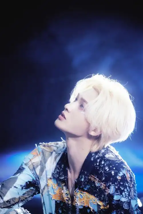 朱正廷超话·#朱正廷金发王子#  @theo-朱正廷破洞套装造型,蓝色河流