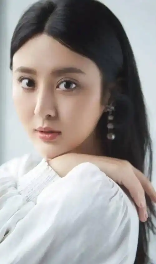 我是演员甘露!请给我一点爱,送给你们你一个微笑!真的是太像了!