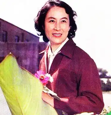 1941年生,1962年上海电影专科学校毕业,同年进上海电影制片厂任演员