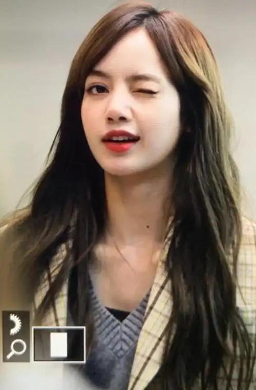 lisa一改平刘海的发型中分造型让网民大喊把浏海放回去好吗