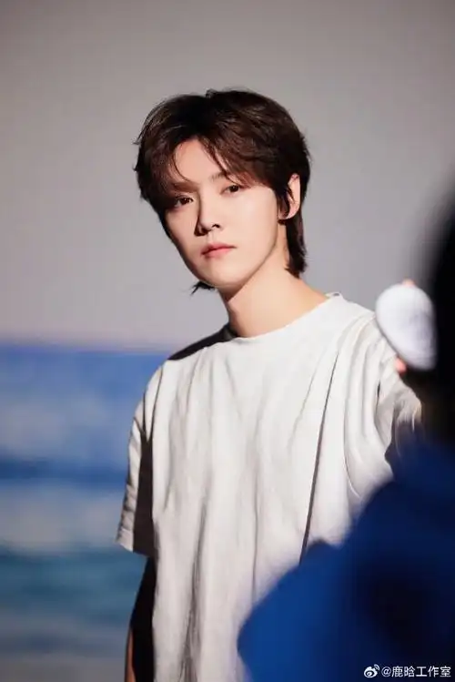 鹿晗清爽白西装