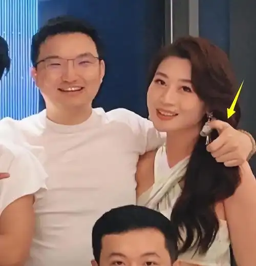 邓伦和雪梨老公聚餐吃小火锅一桌上万元生图和精修图反差大