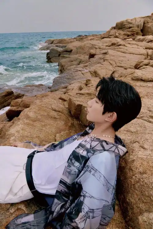 王源橘色天际线minilive#@tfboys-王源最新海边大片,粉色天际映衬