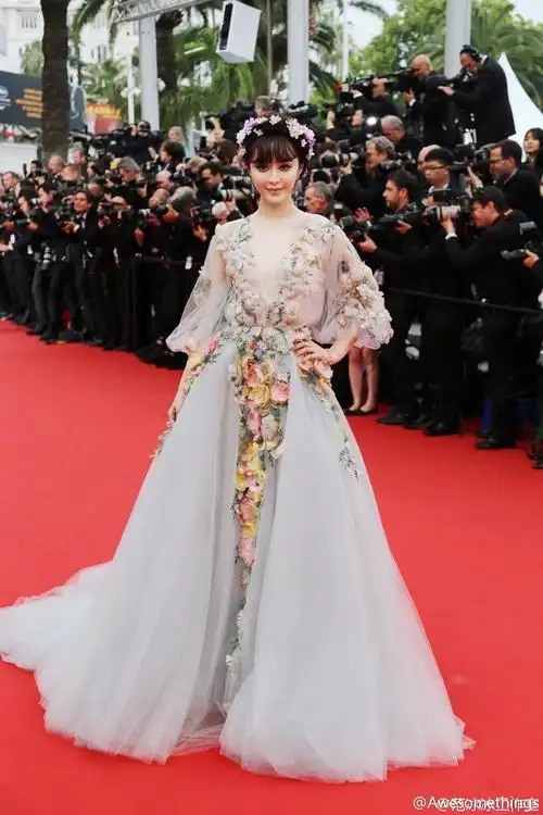 戛纳电影节红毯 张馨予"东北棉袄装"抢镜[高清大图]