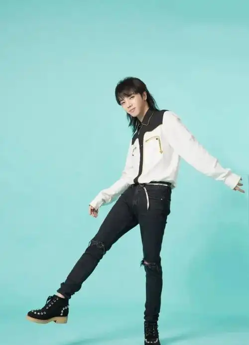 华晨宇大长腿系列图片,这双腿我表示羡慕了!