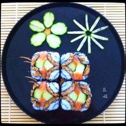 第22步,这就是成品摆盘方形寿司.