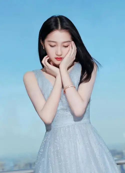 原创关晓彤一袭仙女纱裙美得宛如仙子下凡换回黑长直发型更有女神范