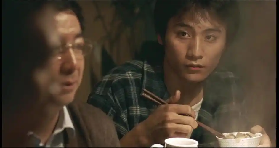 每次看到刘烨饰演的小蓝宇看胡军的眼色真的太绝了那种爱很难演出来吧