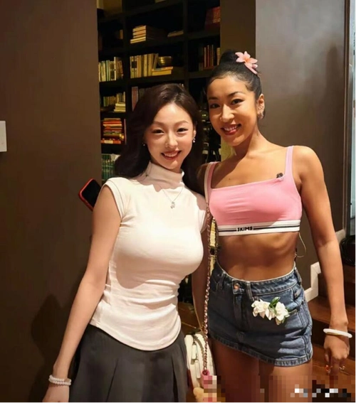 刘欢夫妇家宴罕曝光!10几人把酒言欢,吉克隽逸超短裙被嘲没教养