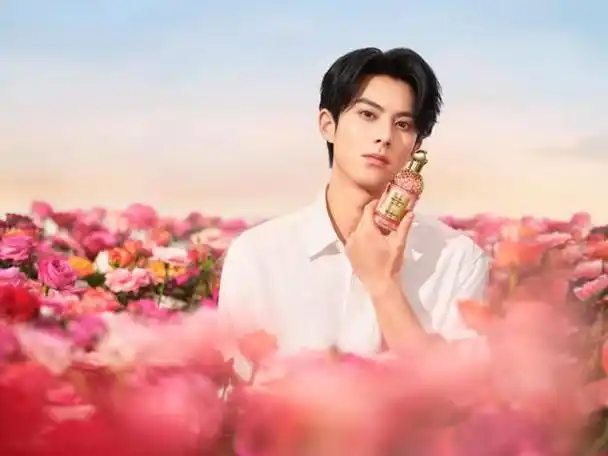 如今,法国娇兰宣布知名青年演员王鹤棣为品牌香水代言人,共同传递品牌