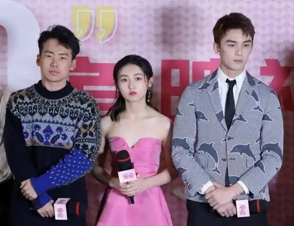 再次展示高情商,吴磊给张子枫换话筒,宛如霸道总裁般帅气_细节_耿直