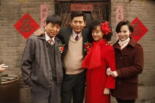 剧中,青年演员于非饰演二叔的铁哥们儿旭东,而在戏外,于非也是二叔的