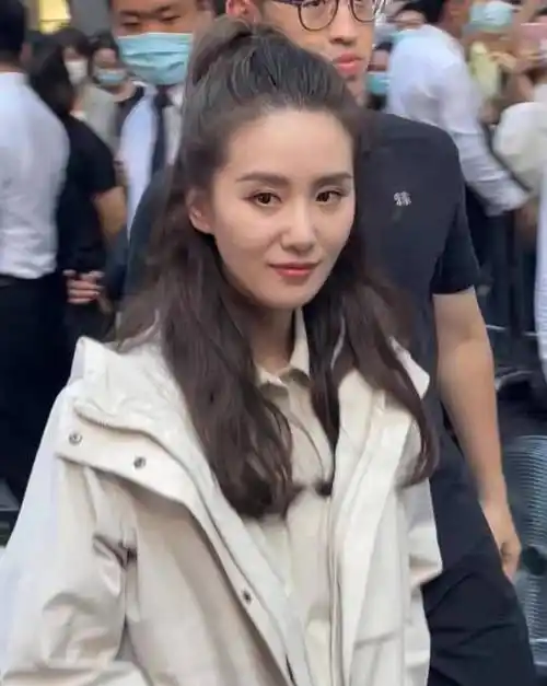 看看赵丽颖的塌屁股,刘亦菲的发腮和双下巴吧_女生_倪妮_身材