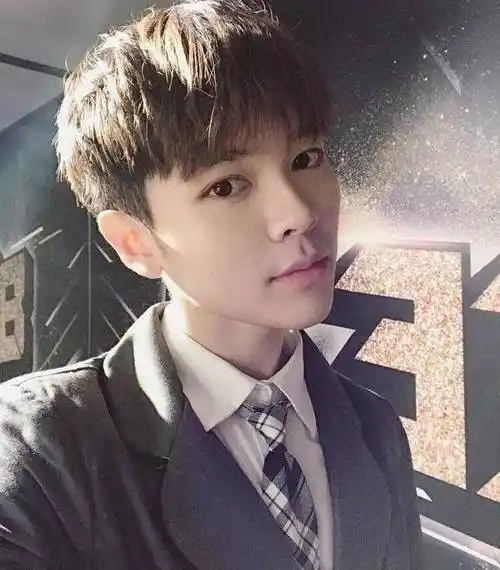 林彦俊尤长靖被黑粉攻击,香蕉娱乐怒发公告,长的帅也是种罪过!