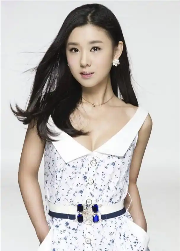 坚守清新原则,李小萌成为最受欢迎女明星之一