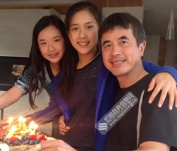 陈冲一家四口同框!两女儿比妈妈更有明星相,颜值出众学业优秀!