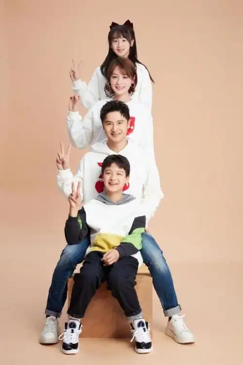 田亮晒全家福拜年直呼一家四口是复制粘贴同款高颜值抢镜