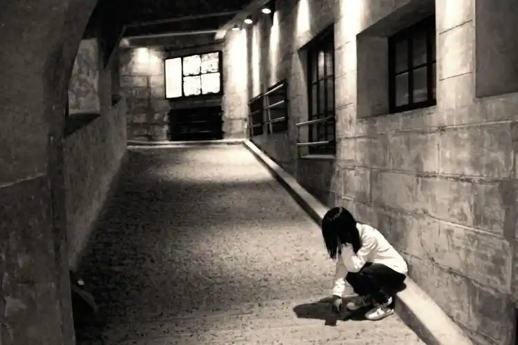 看到一个小技巧说把准备删掉的照片弄成黑白试试看吧.于是就试试看