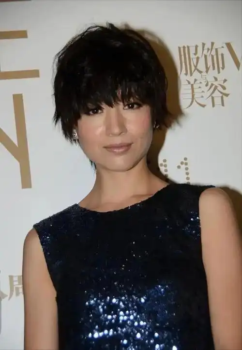 董洁女神滤镜碎一地锅盖头配大妈裙画面辣眼睛