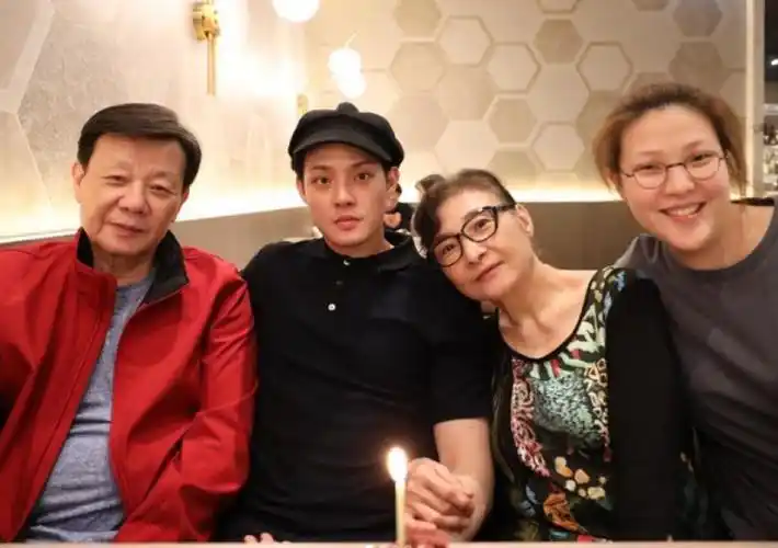 寇世勋罕晒父子合影,39岁寇家瑞外形出众,仍未娶2岁女儿的妈妈_腾讯