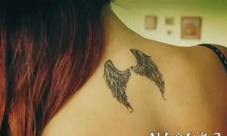 小巧精美天使之翼背部纹身