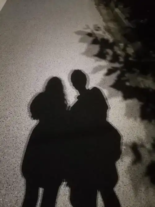 就是这盏灯下,这个影子吸引住我们两个人的目光,觉得我们太好看了太搭