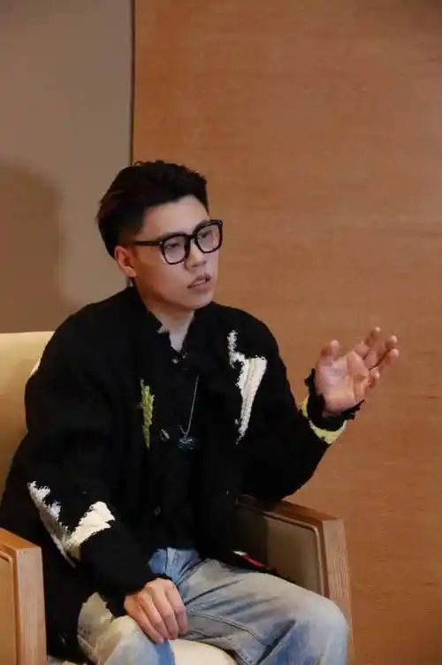 李琦专访|出道十年初心不改,"蘑菇头"不会是定义_音乐_生活_声音