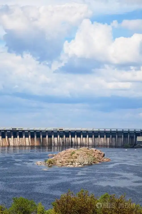强大水坝在河之上在天空背景
