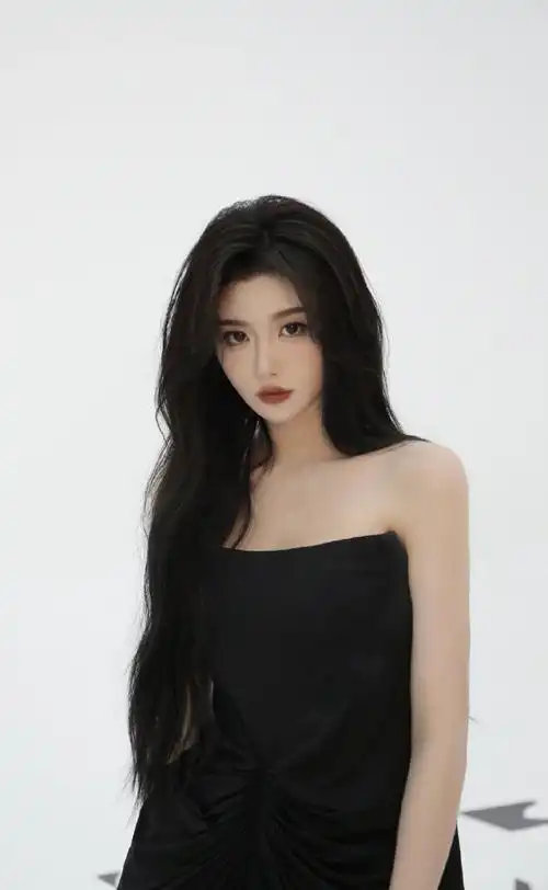 孔雪儿卷发黑色抹胸裙##孔雪儿清冷感