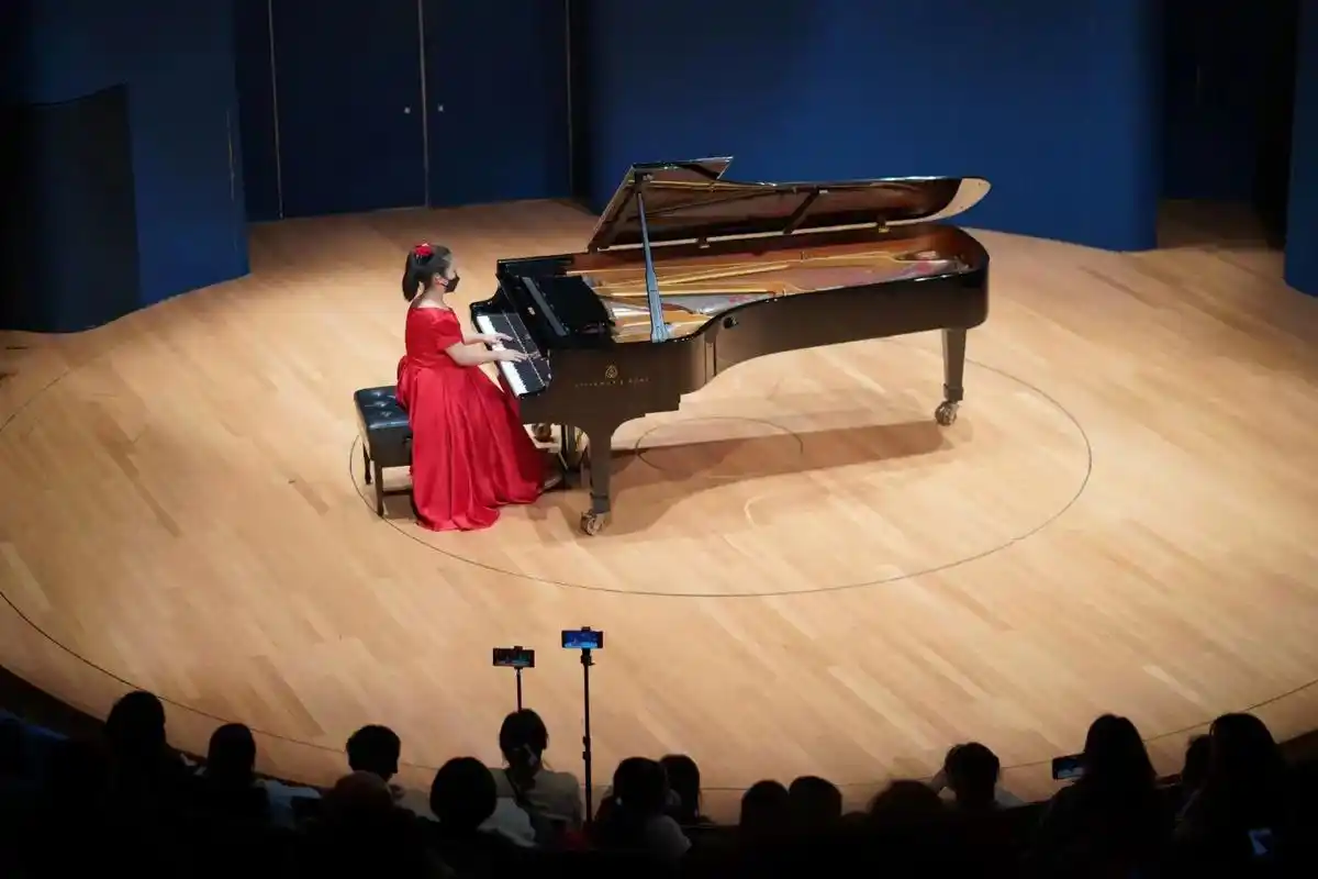 李昕昱钢琴独奏音乐会之上海东方艺术中心演出圆满成功!