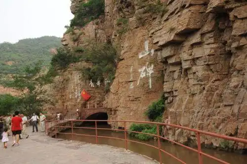 为应对区域干旱频发,严重缺水而修建的红旗渠位于哪里