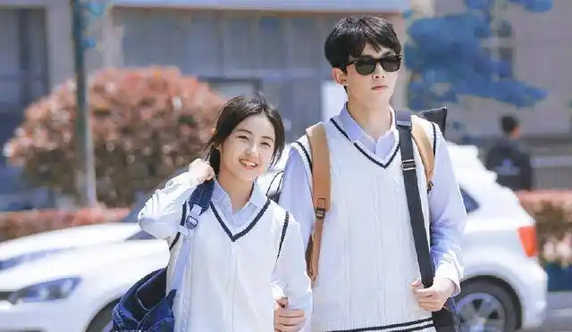 张子枫吴磊拍"情侣大片",手的位置引热议,这是男友专属吧?