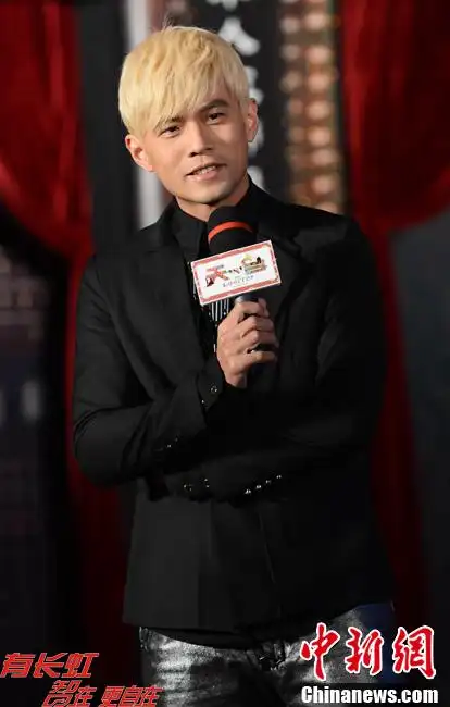 周杰伦黄发亮相挑战歌舞片 大秀八块腹肌养成经验