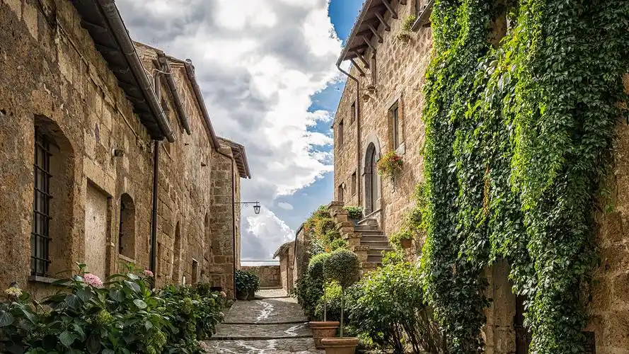 群山环绕的欧洲小镇高清壁纸高清大图预览1920x1200_风景壁纸下载_美